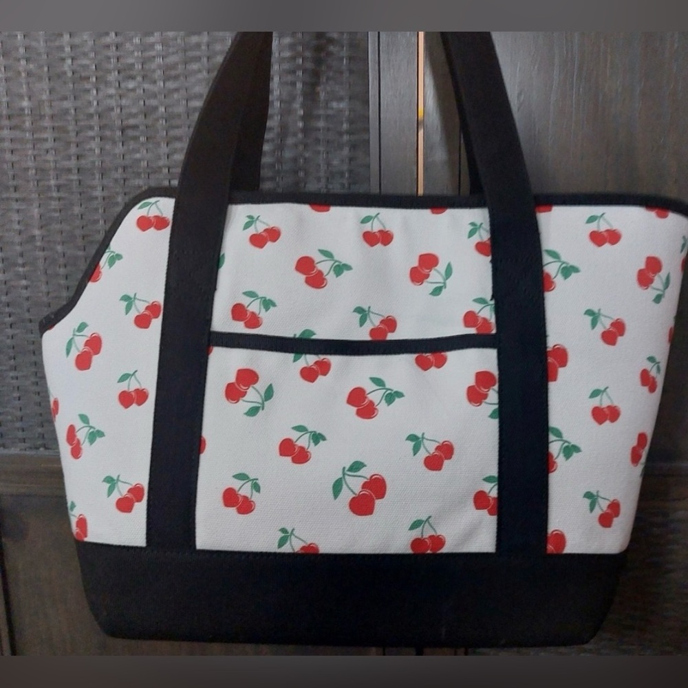 NEW BETSEY JOHNSON TSA-compliant pet carrier 16 LBS WHITE BLACK CHERRY PRINT - Picture 2 of 9